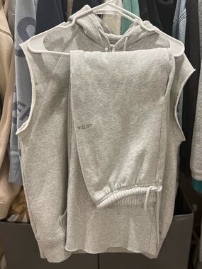 Aritzia SET - Cozy Sweatfleece Mega Flutter Sweatpant and Vest
